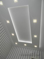 Потолок со светодиодной лентой по периметру и встроенными светильниками