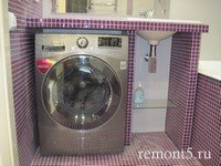 стиральная машинка под умывальником ванной