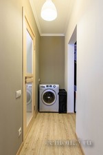 стиралка за стенкой ванны в коридоре