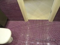 пол из стеклянной мозаики в ванной