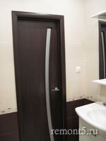 дверь в ванной комнате