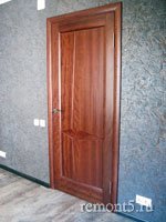 ремонт квартир, дверь в маленькую комнату