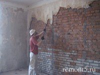 начало ремонта, снимаем старую штукатурку