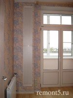 за решеткой трубы отопления