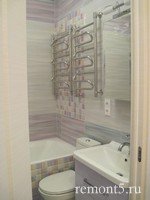 Унитаз и мойдодыр в маленькой ванной комнате