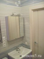унитаз в маленькой ванной