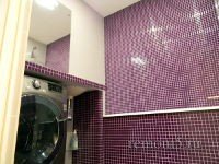 яркая однотонная мозаика в ванной