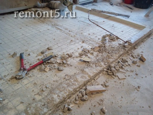 удаление бетонного бортика на полу санузла